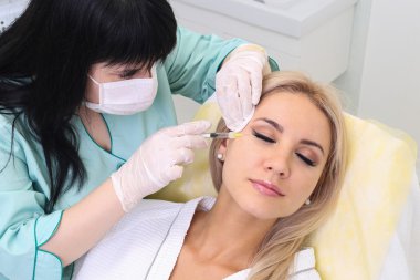 Gençleştirici yüz enjeksiyonları.