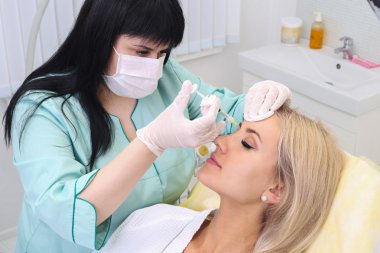 Gençleştirici yüz enjeksiyonları.