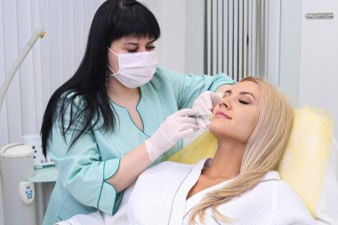 Onun dudak enjeksiyon.