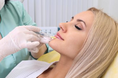 Onun dudak enjeksiyon.