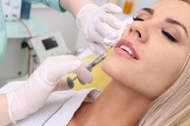 Onun dudak enjeksiyon.