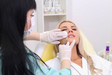 Onun dudak enjeksiyon.