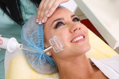 Elektrik darsonval yüz masajı yordamı alma.