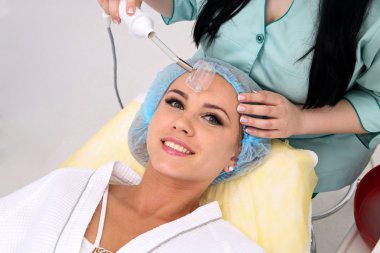 Elektrik darsonval yüz masajı yordamı alma.