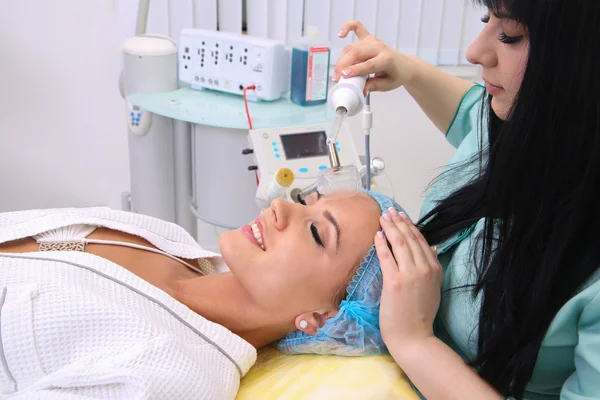 Elektrik darsonval yüz masajı yordamı alma.