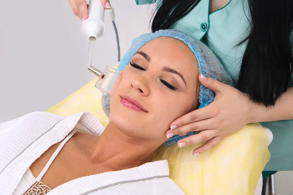 Réception d'une procédure électrique de massage facial darsonval . — Photo