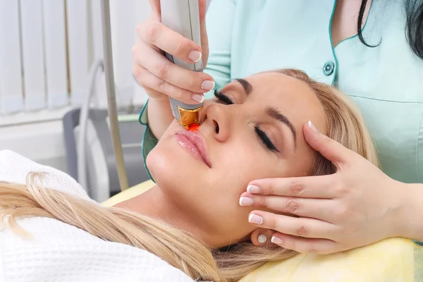 Kvinna med ansikts Hårborttagning laser. — Stockfoto