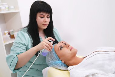 Kadın yüzünü Spa Buhar elde.