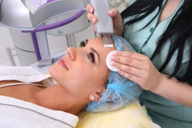 Yüzün ultrasonik temizliği.