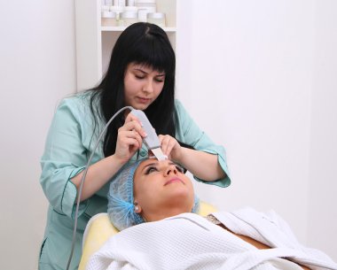 Yüzün ultrasonik temizliği.