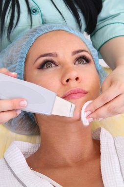 Yüzün ultrasonik temizliği.