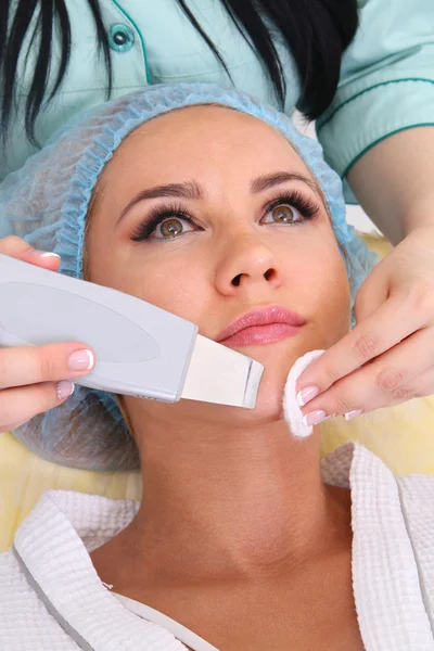 Ultrazvukové čištění obličeje. — Stock fotografie