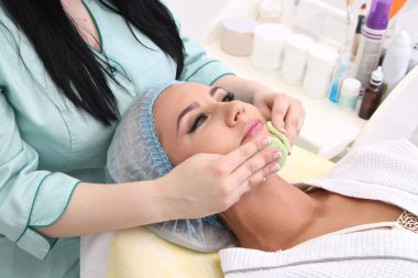 Güzellik salonunda temizlik peeling.