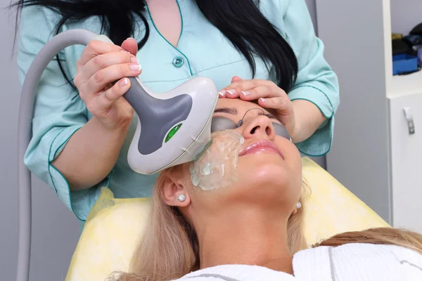 Foto Terapia Facial. Procedimentos antienvelhecimento . — Fotografia de Stock