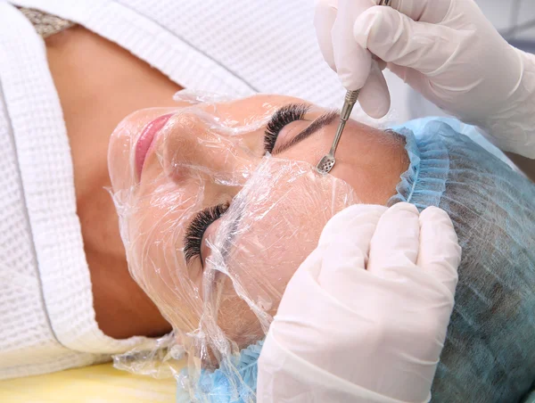 Professionele reiniging van acne in een schoonheidssalon. — Stockfoto