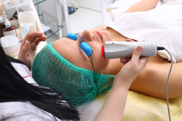 De procedure voor de behandeling van koude laser. — Stockfoto