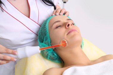 Elektrik darsonval yüz masajı yordamı alma.