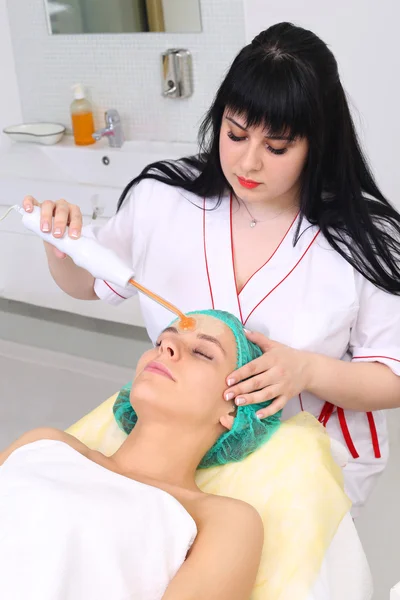 Ricevere la procedura di massaggio facciale darsonval elettrico . — Foto Stock