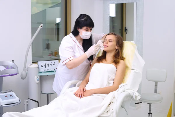 Procedimiento de inyección de relleno en clínica de belleza . —  Fotos de Stock