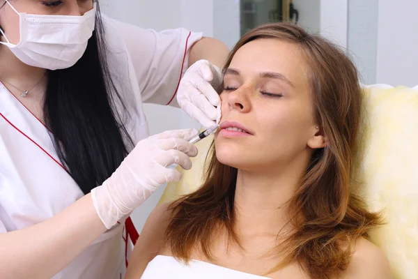 Procedure vuller injectie in schoonheid kliniek. — Stockfoto