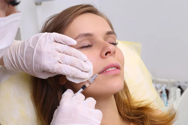 Procedura iniezione di filler in clinica di bellezza . — Foto Stock