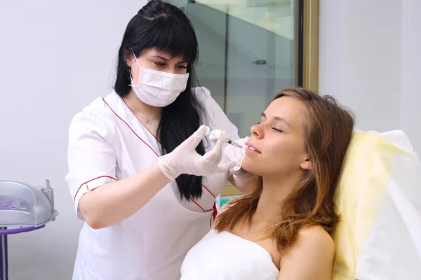 Procedure vuller injectie in schoonheid kliniek. — Stockfoto