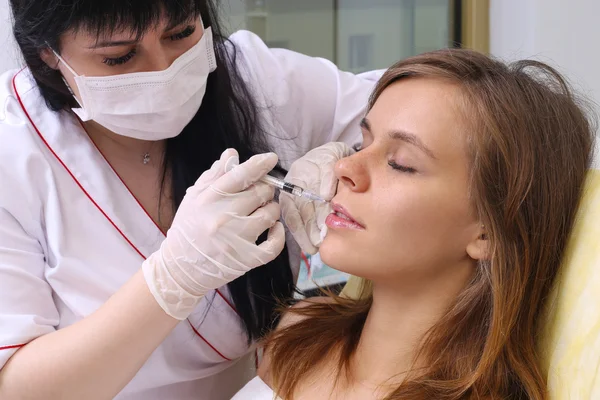 Procedure vuller injectie in schoonheid kliniek. — Stockfoto