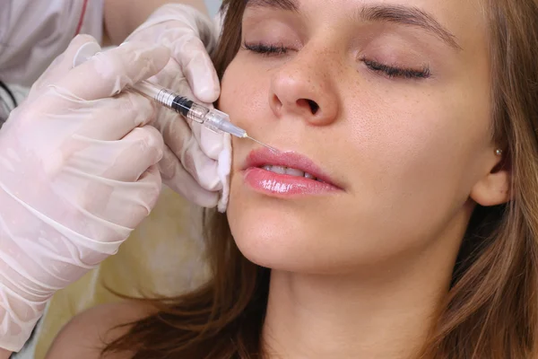 Procedimiento de inyección de relleno en clínica de belleza . — Foto de Stock