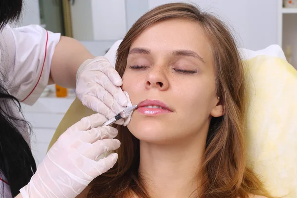 Procedura iniezione di filler in clinica di bellezza . — Foto Stock