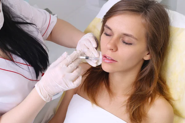 Postup výplň injekce v beauty clinic. — Stock fotografie