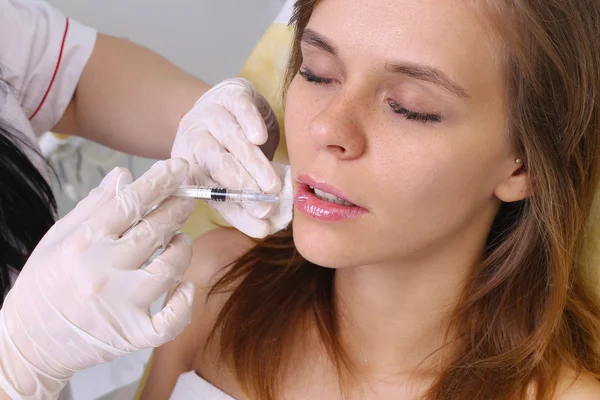 Procedure filler injection in beauty clinic. — Stock Photo, Image