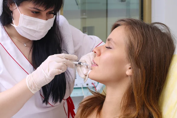 Procedure vuller injectie in schoonheid kliniek. — Stockfoto