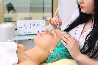 Mikrodermabrazyon prosedürü.