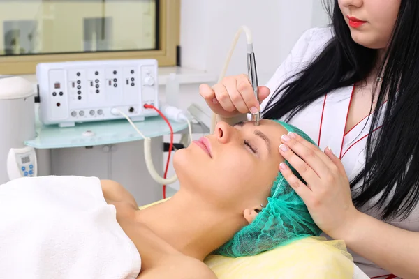 Procedure van microdermabrasie. — Stockfoto