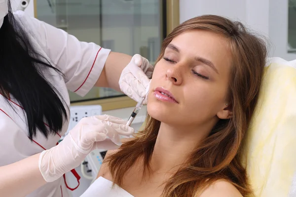 Inyecciones de mesoterapia en la cara . — Foto de Stock