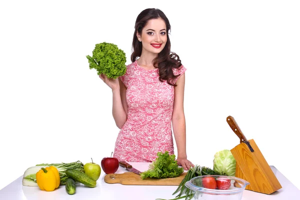 Concetto di cibo sano. Tagliare le verdure in un'insalata . — Foto Stock