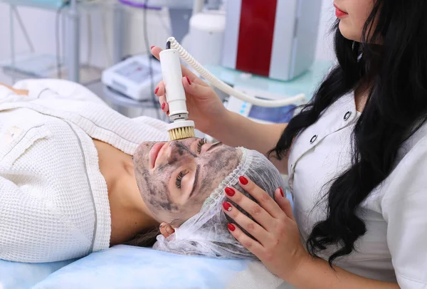Cosmetologia Hardware Limpar Pele Com Uma Escova Imagem De Stock