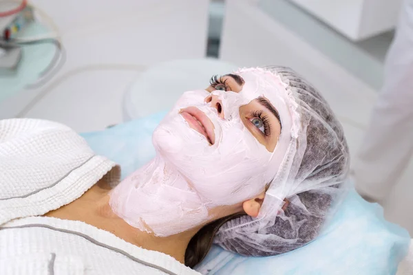 Hermosa Mujer Con Máscara Facial Salón Belleza — Foto de Stock