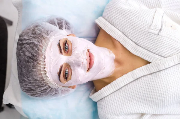 Hermosa Mujer Con Máscara Facial Salón Belleza —  Fotos de Stock