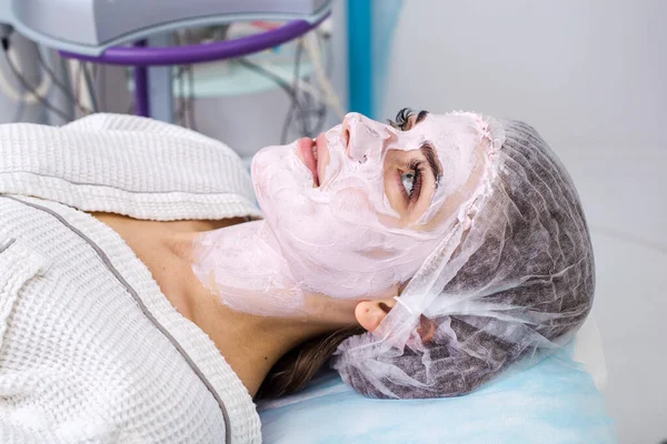 Schöne Frau Mit Gesichtsmaske Schönheitssalon — Stockfoto