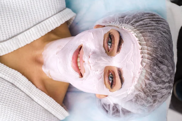 Hermosa Mujer Con Máscara Facial Salón Belleza Fotos de stock libres de derechos