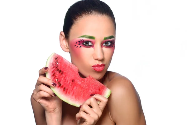 Schöne junge Frau isst Wassermelone — Stockfoto