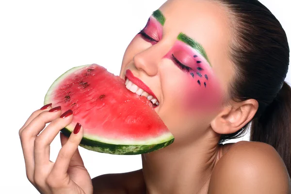 Vacker ung kvinna äta vattenmelon — Stockfoto