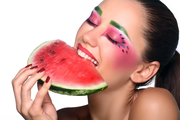 Schöne junge Frau isst Wassermelone — Stockfoto