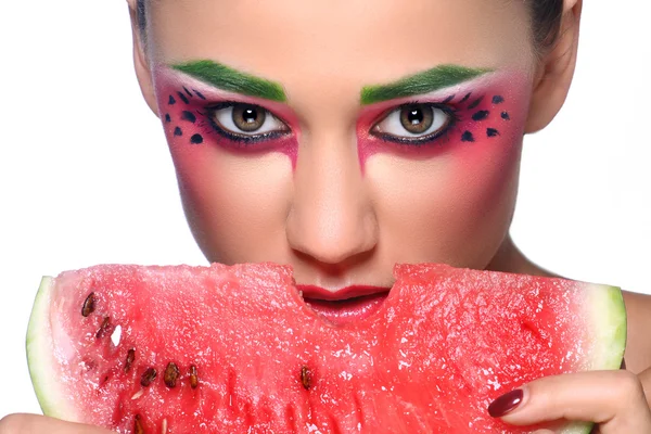 Schöne junge Frau isst Wassermelone — Stockfoto