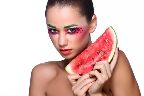 Schöne junge Frau isst Wassermelone — Stockfoto