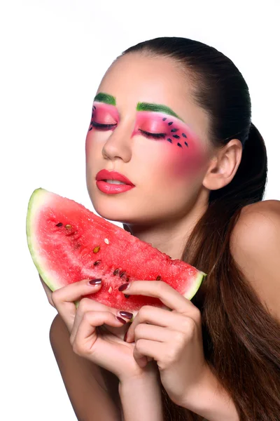 Schöne junge Frau isst Wassermelone — Stockfoto