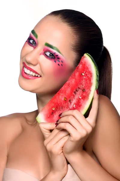 Schöne junge Frau isst Wassermelone — Stockfoto