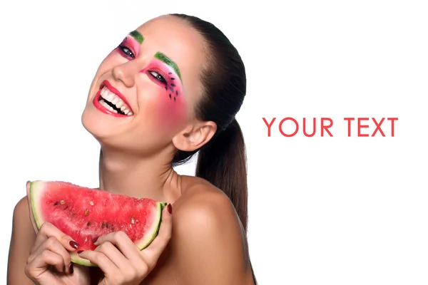 Schöne junge Frau isst Wassermelone — Stockfoto