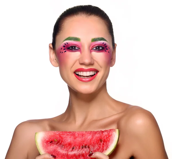 Schöne junge Frau isst Wassermelone — Stockfoto